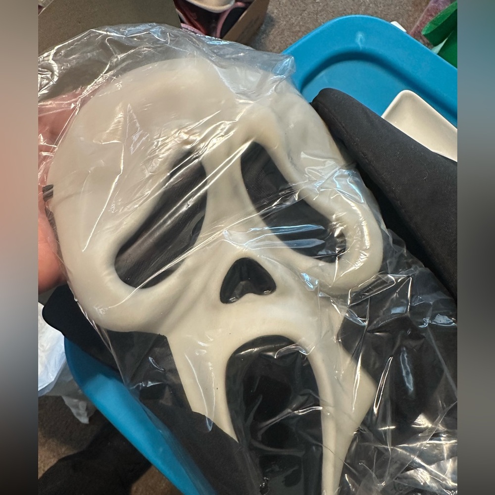 Ghost Face Scream Costume - Picture 3 of 7